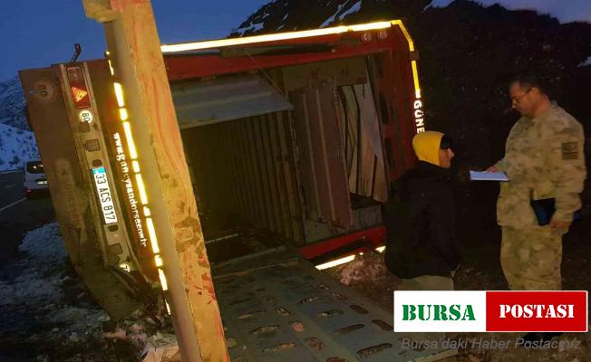 Bingöl-Diyarbakır karayolunda kamyon devrildi