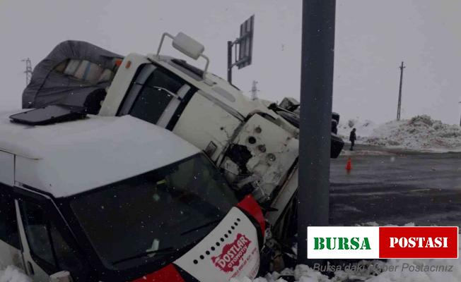 Bingöl’de minibüs ile kamyon çarpıştı: 4 yaralı