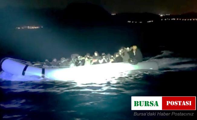 Bir lastik botta 32 düzensiz göçmen yakalandı