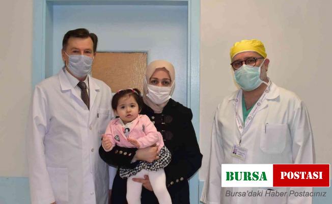 Bir yaşındaki çocuğa kapalı yöntemle başarılı kist ameliyatı