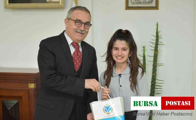 Birinci olan öğrencileri tebrik etti