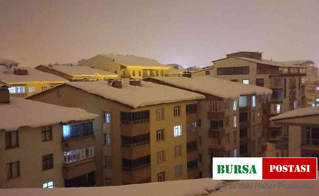 Bitlislilerin korkulu rüyası: Çatılardaki kar kütlesi