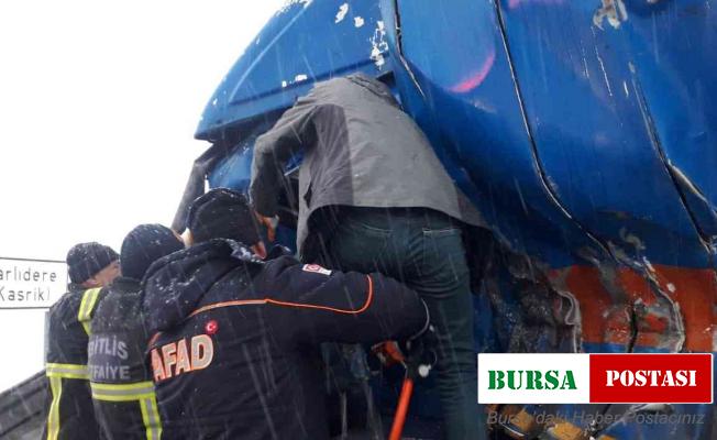 Bitlis’te kargo kamyonu ile tır çarpıştı: 1 ağır yaralı