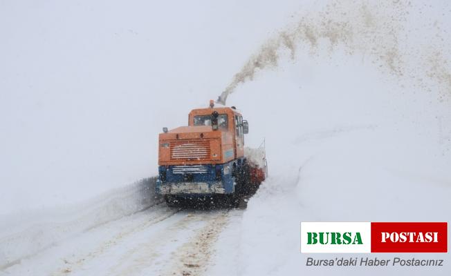 Bitlis’te karla mücadelede çalışmaları tüm hızıyla devam ediyor