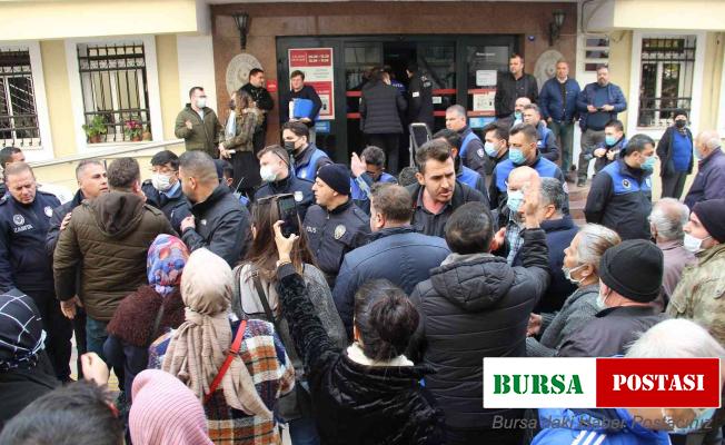 Bornova Belediyesi önünde zabıta ile vatandaş arasında gerginlik
