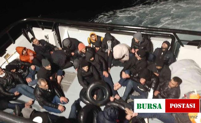 Botları su alan göçmenler kurtarıldı