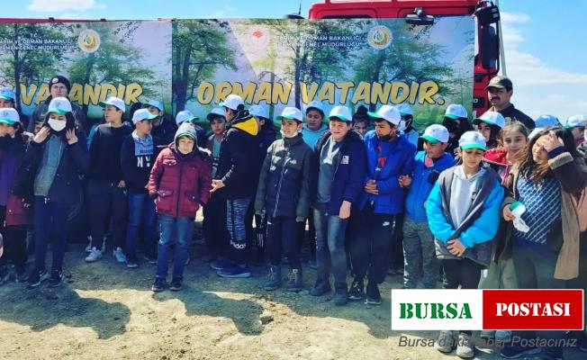 Buldan’da öğrenciler 200 fidanı toprakla buluşturdu