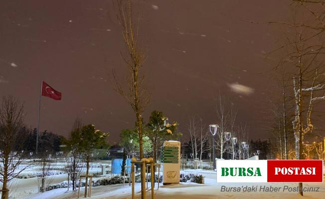 Bursa kent merkezinde kar kalınlığı 14 santimetreyi buldu