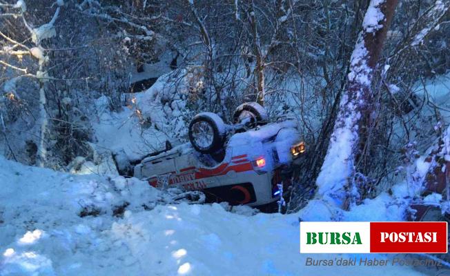 Bursa’da ambulans kaza yaptı, personel ölümden döndü