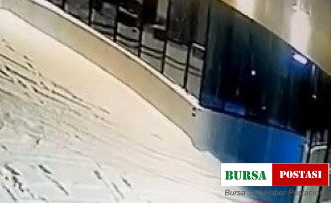 Bursa’da buzda ayağı kayıp düştü, o anlar kamerada