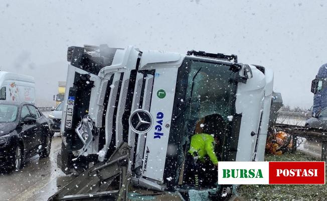 Bursa’da kar yağışı nedeniyle kontrolden çıkan 2 tır kaza yaptı