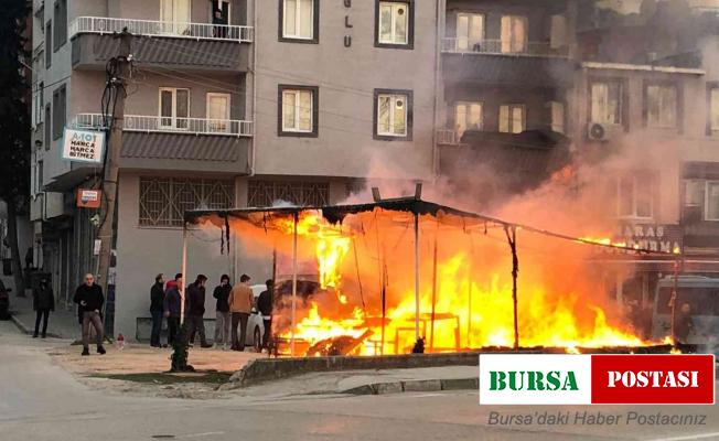 Bursa’da manav dükkanında yangın çıktı, alevler araçlara sıçradı