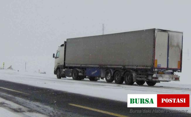 Buzlanan yolda kalan tır sürücülerinin zorlu sınavı