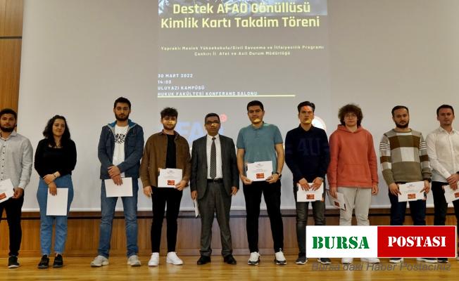 ÇAKÜ’de AFAD gönüllüsü öğrencilere kimlikleri teslim edildi