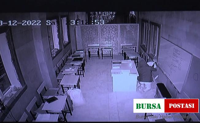 Camide sabahlayan hırsız sadaka kutusundaki paraları çalıp kayıplara karıştı