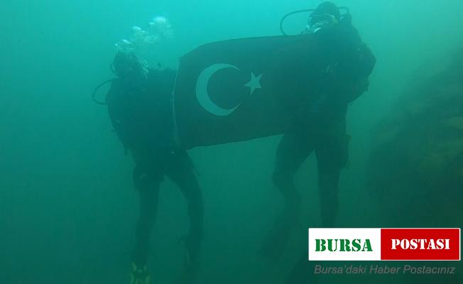 Çanakkale şehitleri anısına 30 metre derinlikte Türk bayrağı açtılar