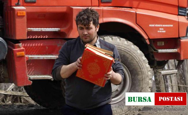 Canını hiçe saydı, yanan camideki Kuran-ı Kerimleri kurtardı