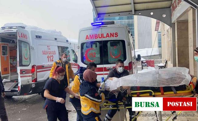 Çatıdaki karları temizlerken canından oluyordu