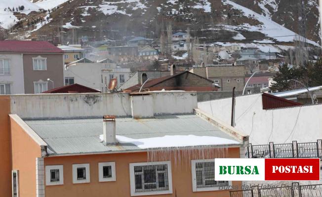 Çatılarda oluşan 3 metrelik buz sarkıtları tehlikeye neden oluyor