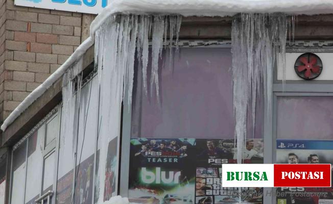 Çatılarda oluşan buz sarkıtları tehlike saçıyor
