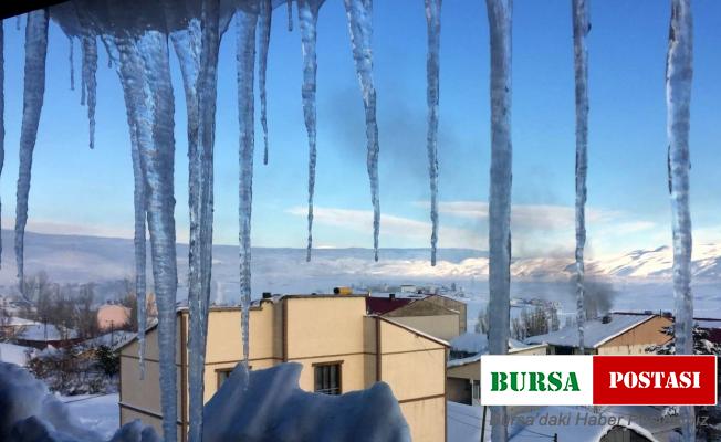 Çatılarda tehlike saçan buz kütleleri temizlendi