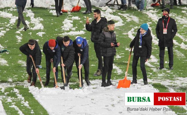 Çaykur Didi Stadyumu’nda taraftar ile kar temizliği yapılıyor