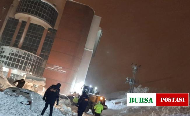 Çığ altında kalan 7 araç, AFAD tarafından çıkarıldı