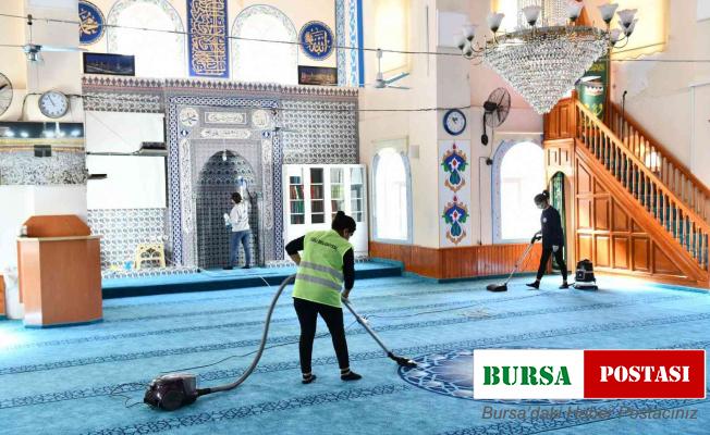 Çiğli’deki camilerde Ramazan temizliği