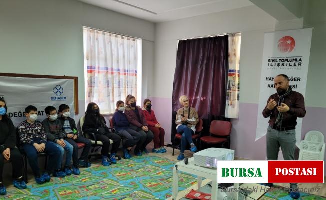 Çocuk yaşta fotoğraf çekmeyi öğreniyorlar