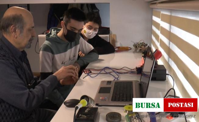 Çocuklara robotik kodlama eğitimi verip geleceğe hazırlıyor