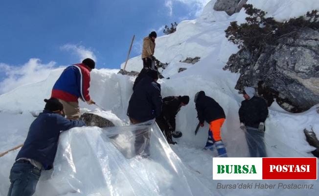 Dağdaki mağaralara kar stoğu