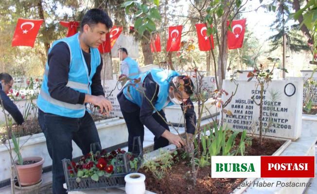 Denetimi Serbestlik Müdürlüğü personeli şehitlikte temizlik yaptı