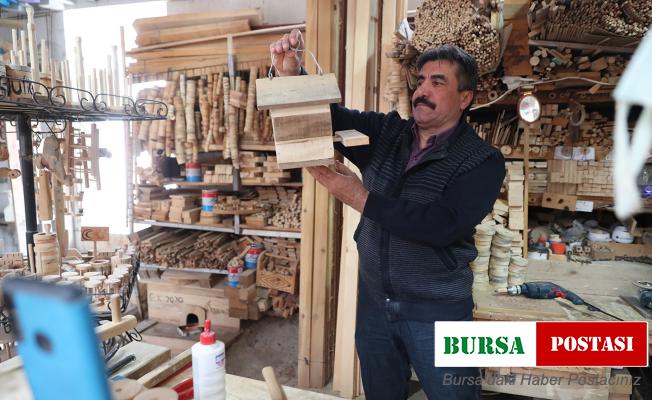 Denizlili iş adamı ahşaptan yaptığı 160 kuş yuvasını belediyeye bağışladı
