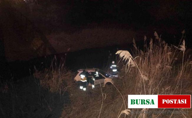 Dereye uçan alkollü sürücü ve arkadaşı güçlükle kurtarıldı