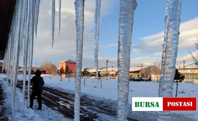 Dev buz sarkıtları görenleri hayrete düşürdü