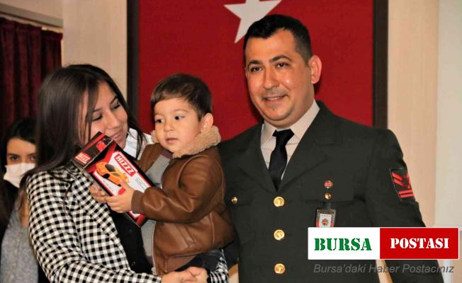 Devlet övünç madalyası ve beratını almaya 2,5 yaşındaki oğlu ile geldi, davetliler gözyaşlarını tutamadı