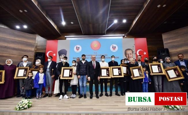 Diyarbakır Valisi Karaloğlu, 12 şehit yakınına devlet övünç madalyalarını takdim etti