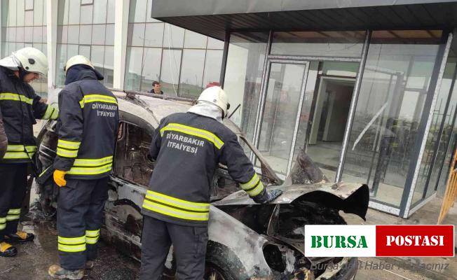 Diyarbakır’da alevlere teslim olan hafif ticari araç kullanılamaz hale geldi