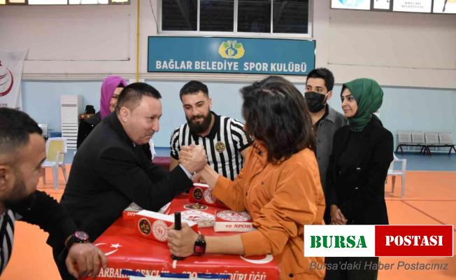 Diyarbakır’da bilek güreşinin yıldızlarına madalyaları takdim edildi