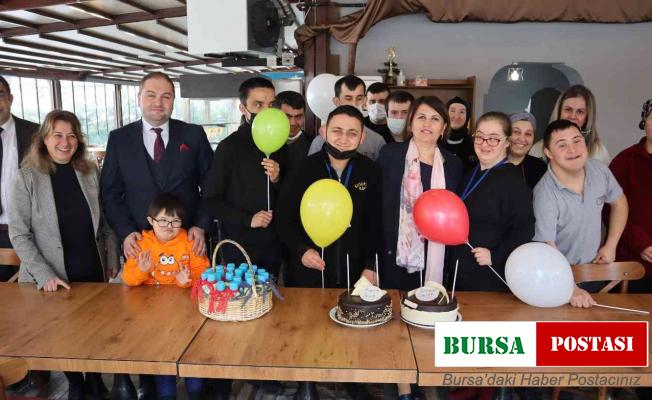 Down sendromlu çocuklar parmak boyası yaptı