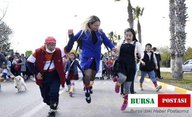 Down sendromlu çocuklar rengarenk çoraplarıyla yürüdü