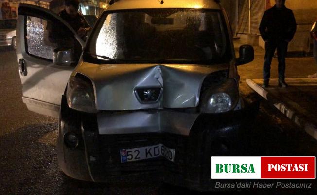 Dükkana dalan sürücü aracını bırakıp gitti