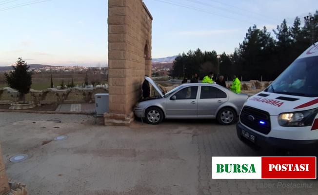 Duvara çarpan otomobildeki 2 kişi yaralandı