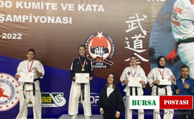 Düzce Üniversitesi’nin şampiyonları madalyaya doymuyor