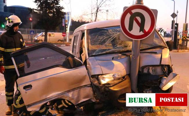 Edirne’de panelvan önce taksiye, ardından direğe çarptı: 3 yaralı