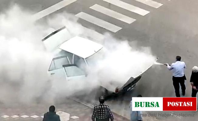 Edremit’te otomobil alev alev yandı, kamera saniye saniye yangını kaydetti
