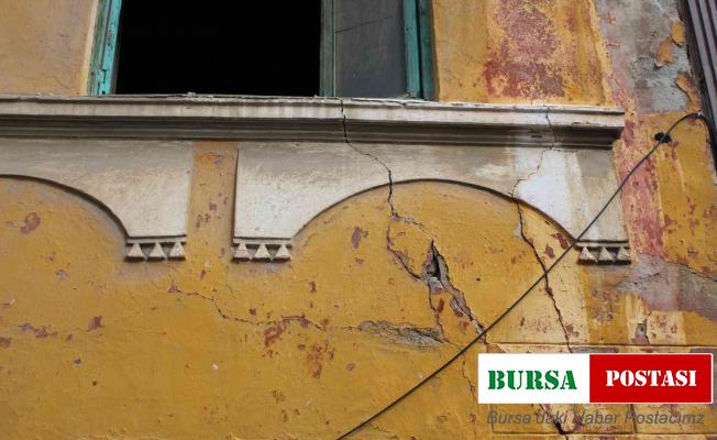 Efeler’de sahipsiz kalan tarihi evler, tehlike saçıyor