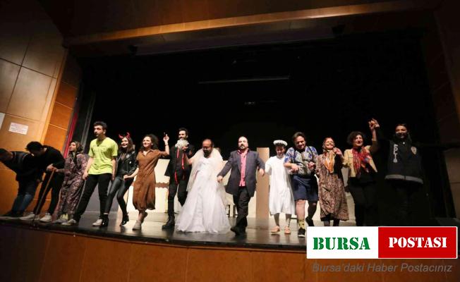 Efeler’in Dünya Tiyatro Günü’ne özel oyunu tiyatroseverlerle buluştu