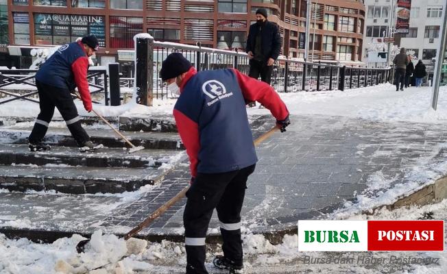 Ekipler sabaha kadar karla mücadele ediyor