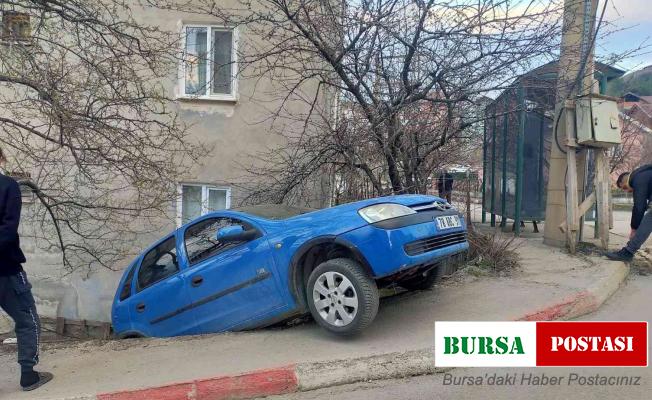 El freni çekilmeyen evin bahçe duvarında askıda kaldı